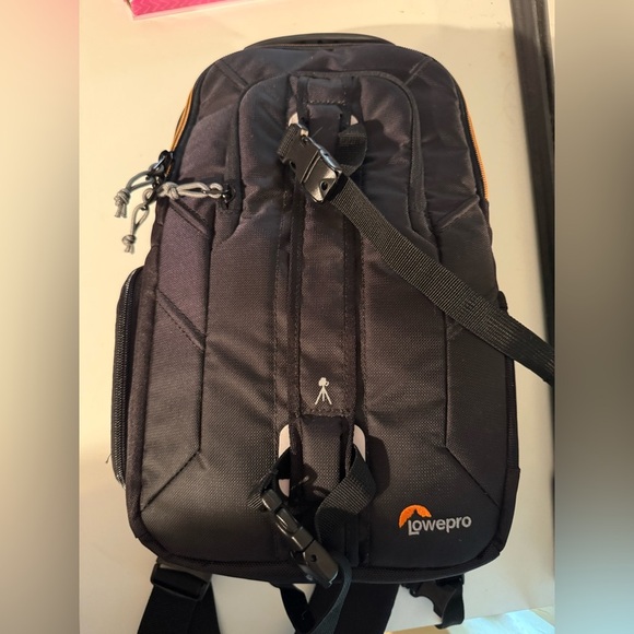 Lowepro Slingshot Edge 150 AW Black Camera Bag - Picture 2 of 16